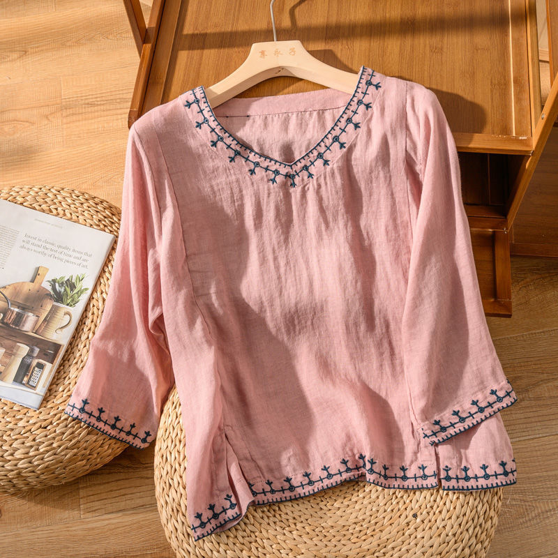 Elira™ | Broderad V-ringad blus